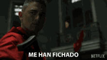 a man in a red jacket is holding a gun and says me han fechado