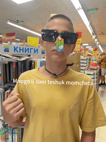 a young man wearing sunglasses and a yellow shirt holds up a tag that says mnogo li sum teshuk momcheta