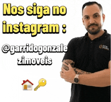 a man with a tattoo on his arm is standing in front of a sign that says nos siga no instagram