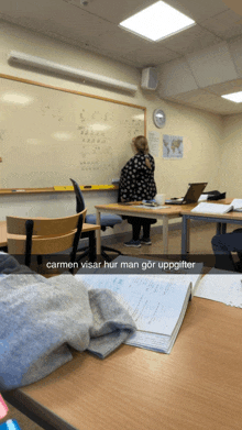 carmen visar hur man gör uppgifter is written on the white board in the classroom