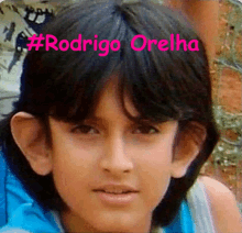 a young boy with big ears has the hashtag #rodrigo orelha written above his head