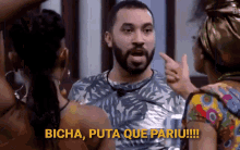 a man with a beard is being pointed at by two women with the words bicha puta que pariu written in yellow