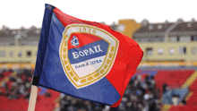 a red and blue flag with the year 1926 on the top