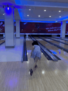 a bowling alley with a sign that says tăng lực dong but