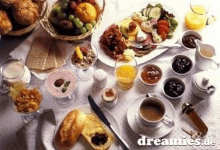 a table topped with plates of food and a cup of coffee with the website dreamies.de written on the bottom