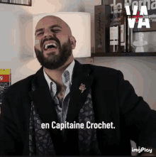 a man with a beard is laughing with the words en capitaine crochet behind him