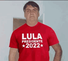 a man wearing a red lula presidente 2022 shirt