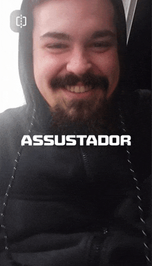 a man with a beard is wearing a black hoodie with the word assustador written on it