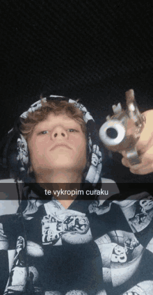 a young man holding a gun with the caption te vykropim curaku