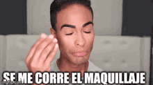 a man is applying makeup with the words se me corre el maquillaje written above him