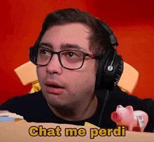 a man wearing glasses and headphones says " chat me perdi "