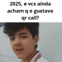 a picture of a boy with the words 2025 e vcs ainda achama q o gustavo qr call