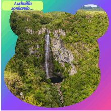 a picture of a waterfall with the words ludbrilla sonhando on the top