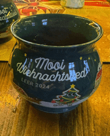 a blue bowl that says mooi weihnachtslied leer 2024