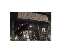 a store front with a sign that says hot topic