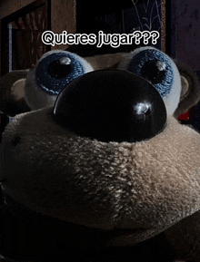 a stuffed animal with the words quieres jugar on it