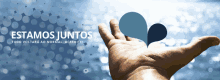 a hand is holding a speech bubble with the words estamos juntos