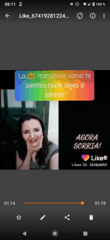 a phone screen shows a video of a woman and says " la transmite como te sientes nunc dejes d sonreir "