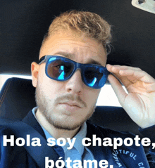 a man wearing blue sunglasses with the words hola soy chapote written below him