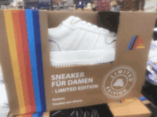 a pair of white sneakers in a box that says sneaker for damen limited edition