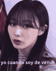 a close up of a woman 's face with the words yo cuando soy de venus written below her .