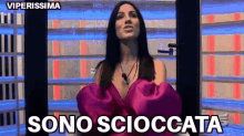 a woman in a pink dress with the words sono scioccata written on the bottom