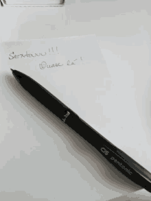 a pen laying on top of a notepad that says sextauuu !!!