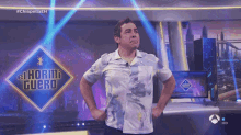 a man is standing in front of a sign that says el hormiguero