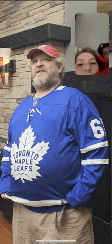 a man in a toronto maple leafs jersey