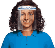 a woman wearing a face shield with the hashtag #estamos aquiporvoce on it