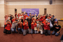 a group of people posing in front of a banner that says funnellevo