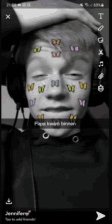 a person with butterflies on their face and the words papa kwam binnen on the bottom