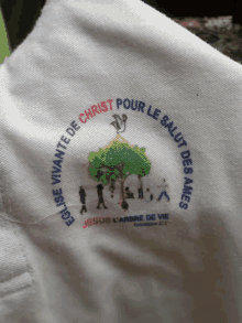 a white shirt with a logo that says jesus l' arbre de vie