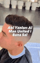 a man is getting his hair cut at a barber shop and the caption says abi yanlari al man united bana sal