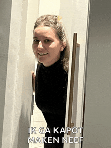 a woman peeking out of a door with ik ga kapot maken neef written on the bottom