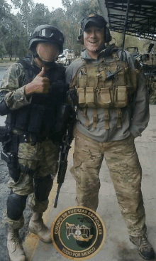 two soldiers posing for a picture with a badge that says cuerpo de fuerzas especiales todo por mexico