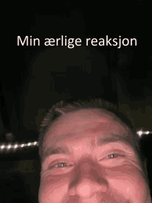 a close up of a man 's face with the words min æerlige reaksjon written above him