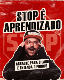 a man wearing glasses and a hat stands in front of a sign that says stop e aprendizado