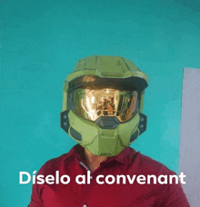 a man in a red shirt is wearing a green helmet with the words diselo al convenient written below it