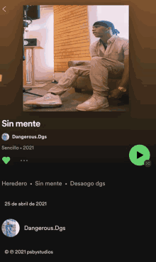 a picture of a man sitting on a couch with sin mente written on the bottom