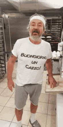 a man with a beard wearing a shirt that says buongiorno un cazzo