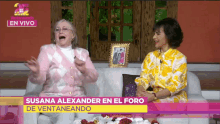 two women are sitting on a couch in front of a sign that says susana alexander en el foro de ventaneando