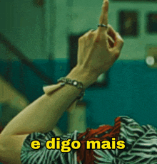 a person with a bracelet on their wrist is giving the middle finger with the words e digo mais above them