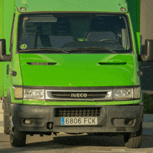 a green iveco truck with a license plate that says 6806 fck