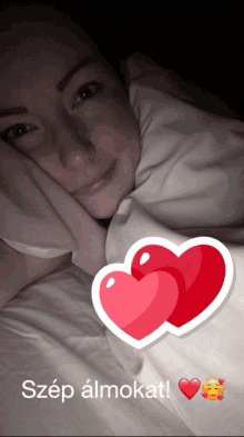 a picture of a woman laying in bed with hearts and the words szép almokat