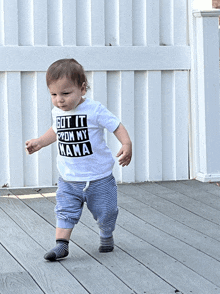 a little boy wearing a shirt that says " got it from my mama "