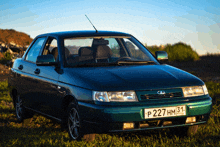 a green car with the license plate p227hm31