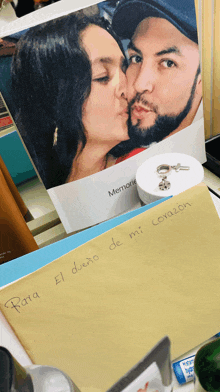 a picture of a man and woman kissing with a note that says " para el dueño de mi corazón "