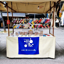 a small table with a blue sign that says circuito rio e sol