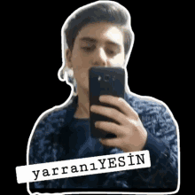 a young man is taking a selfie with a sticker that says " yarrani yesin "